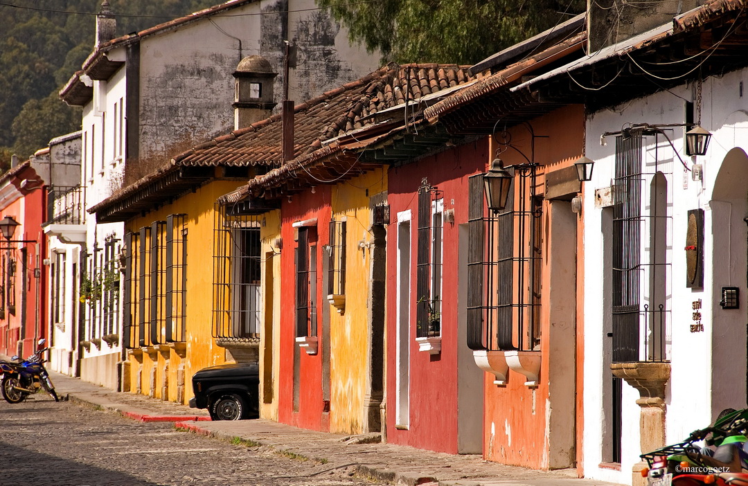 BUNTE HAUSFASSADE ANTIGUA GUATEMALA 